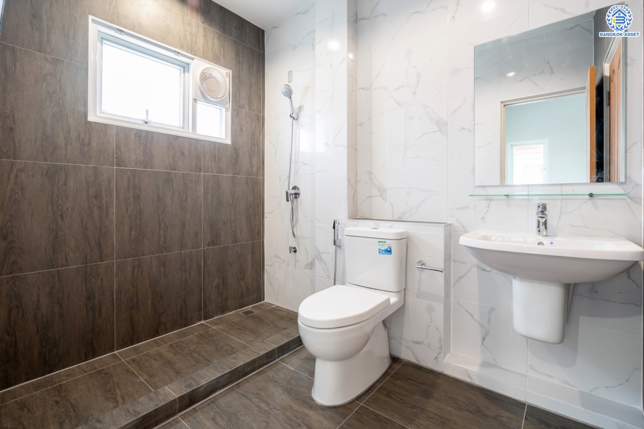 บ้านมือสองตกแต่งใหม่ ม.นนทรี5 พระราม5 เนื้อที่ 60 ตร.ว. ฟังก์ชัน 3 ห้องนอน 3 ห้องน้ำ 1 ห้องอเนกประสงค์ 1 ห้องแม่บ้านพร้อมห้องน้ำในตัว จอดรถได้ 2 คัน บนสุดยอดทำเล! ใกล้รถไฟฟ้า "สถานีแยกติวานนท์" และทางด่วน"ศรีรัช" ขับรถเพียง 5 นาที ก็ถึงวงเวียนพระราม5 ที่เชื่อมต่ออีกหลายหลายเส้นทางได้อย่างรวดเร็ว